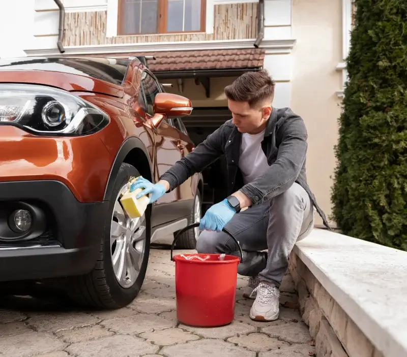 Lavage auto à domicile Montaigu-Vendée : professionnel intervenant sur un véhicule